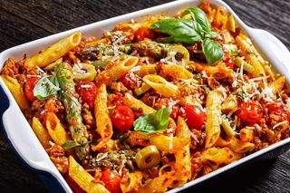 Makaron penne zapiekany z kurczakiem – pyszna zapiekanka w sosie pomidorowym