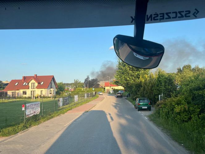 Zapalił się samochód, ogień zajął dom. Dramatyczny pożar w Jabłonnie