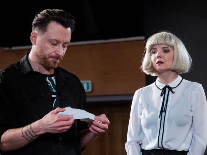 Na Wspólnej odc. 3267. Marta (Joanna Jabłczyńska), reżyser Halicki (Adam Szczyszczaj)	
