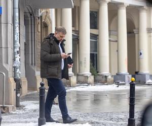 Adrian Zandberg na pasach z nosem w telefonie