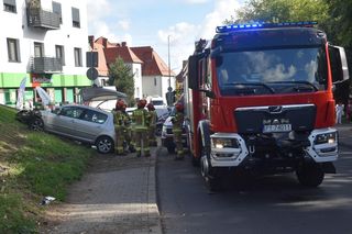 Niebezpieczne zdarzenie w Gostyniu. Samochód staranował latarnię i przystanek autobusowy