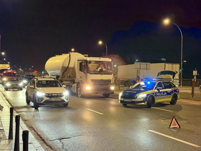 Wbiegł prosto pod cysternę i przeleciał kilkanaście metrów! Stan krytyczny