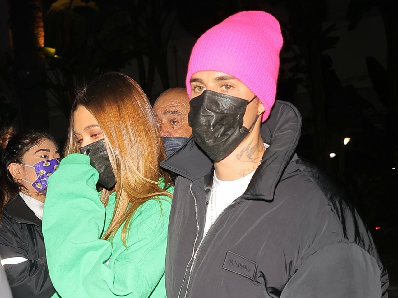 Zakochani Justin i Hailey Bieber w Londynie. Pocałunek w budce hitem Instagrama!