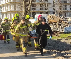 Chciała zobaczyć mieszkanie w budowie, rozegrał się horror! Wynieśli 68-latkę na noszach