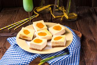 Ciasto jajko sadzone - przepis na efektowny sernik z brzoskwiniami