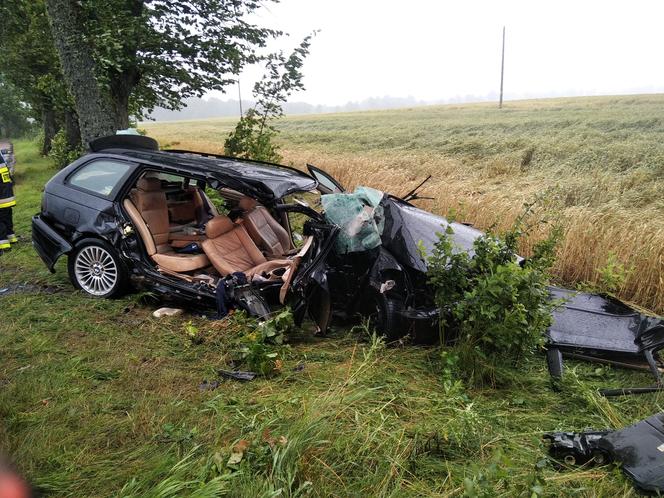 Poważny wypadek na trasie Sobiechy - Ołownik. BMW całkowicie zniszczone! [ZDJĘCIA]