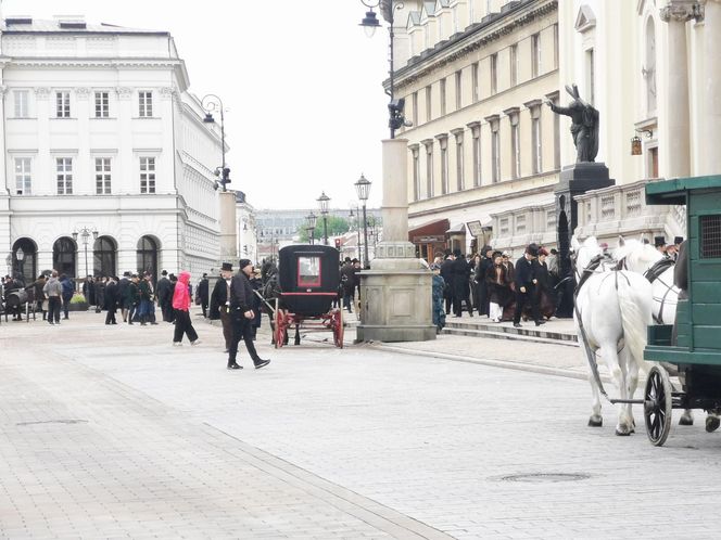Co się dzieje na Krakowskim Przedmieściu w Warszawie? Rosyjskie napisy na ulicach