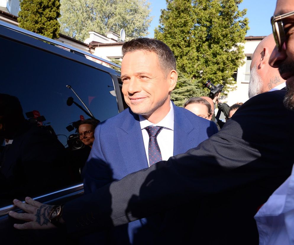 Rafał Trzaskowski  otoczony dziennikarzami przed debatą Super Expressu