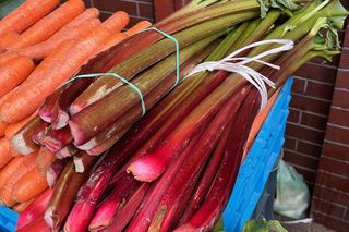 Nowalijki na targowiskach. Sprawdzamy ceny warzyw i owoców