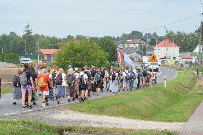 Śpiewający dzień lubelskich pątników na szlaku do Jasnej Góry!