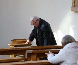 Lech Wałęsa w nabożnym nastroju daje pieniądze dziewczynce pod kościołem