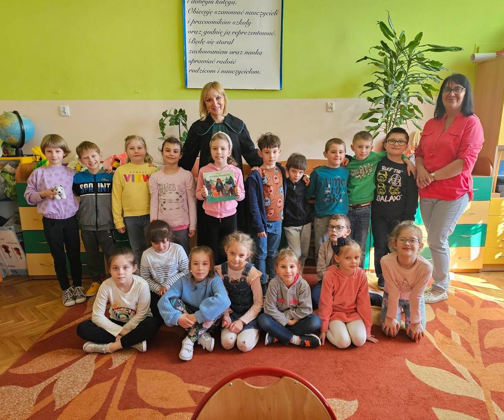 W szkołach czytają bajki o Misiu Adwokacie [GALERIA]