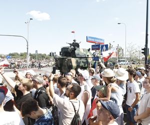 Tłumy na defiladzie wojskowej w Warszawie