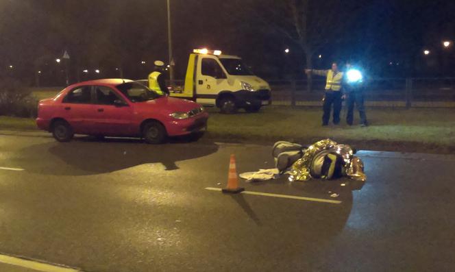 Wypadek na Kondratowicza w Warszawie. Kierowca lanosa uderzył na pasach w wózek z dziećmi