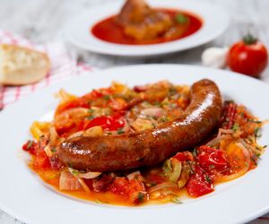 Ekspresowa kiełbasa po cygańsku. Szybko trafia na talerze, szybko z nich znika!