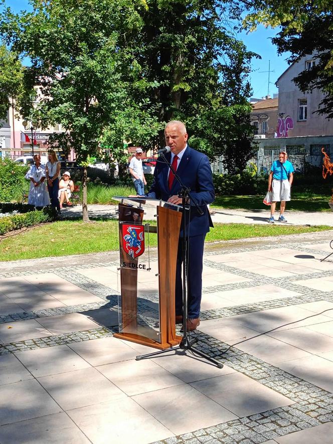 Na Skwerze Niepodległości w Siedlcach można było wysłuchać okolicznościowych przemówień i Apelu Pamięci Oręża Polskiego