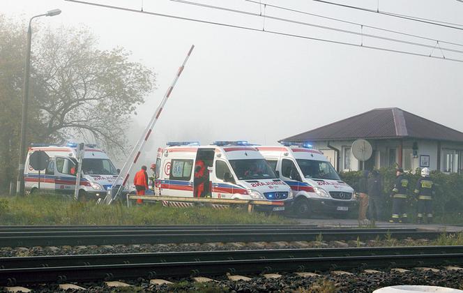 Matka z dwójką dzieci wjechała pod pociąg!