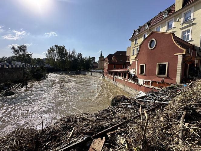 Mieszkańcy Kłodzka i Stronia Śląskiego rozpoczęli wielkie sprzątanie. Chcą zwalczyć skutki powodzi