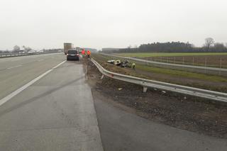 Żołnierz reanimowany po wypadku na A1 pod Piotrkowem. W jego busie pękła opona