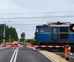 Niebezpieczne przejazdy kolejowe w pow. kłobuckim. Kierowcy, uważajcie na ul. Słowackiego i w Popowie