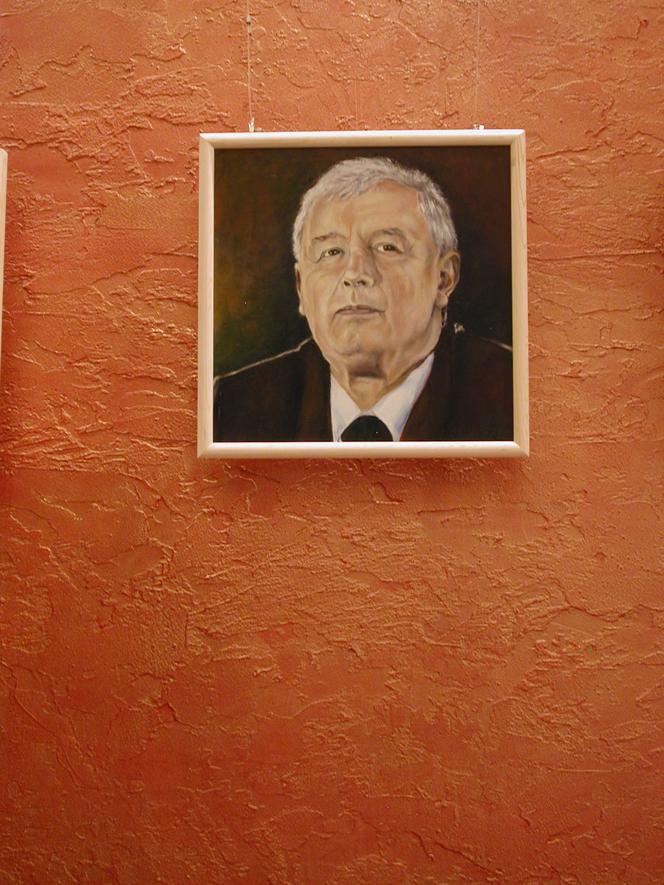 4. Portrety prezesa PiS na wystawie "35 twarzy Jarosława Kaczyńskiego"