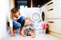Jak prać ubranka niemowlęce? Oto nieszkodliwe dla maluszka sposoby na trudne plamy