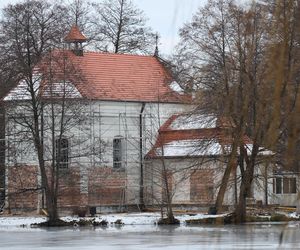 Kościół pw. św. Jana Nepomucena w Zwierzyńcu. Tak „kościół na wodzie” prezentuje się zimą