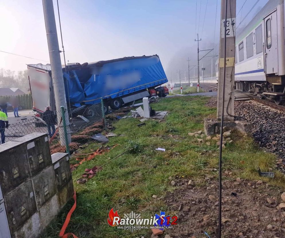 Zderzenie pociągu z ciężarówką w Małopolsce. Wstrzymany ruch kolejowy