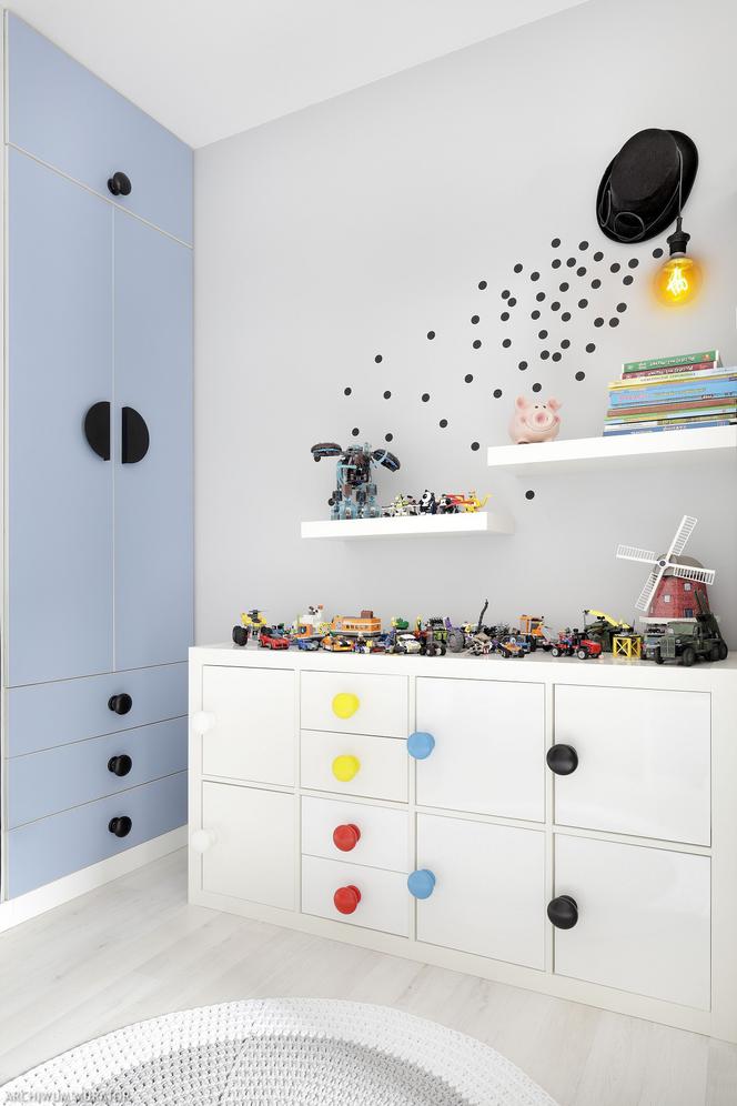 Komoda z kolorowymi dodatkami w pokoju dziecka