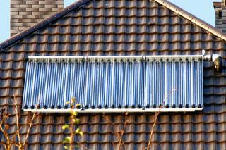 Na połaci dachu czy na elewacji... Gdzie najlepiej zamontować kolektory słoneczne?