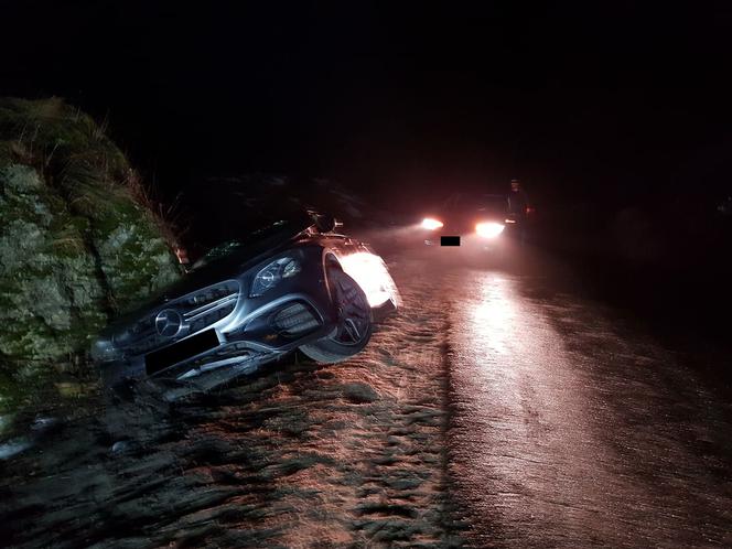 Przesadził z prędkością i roztrzaskał Mercedesa-AMG o skałę - ZDJĘCIA