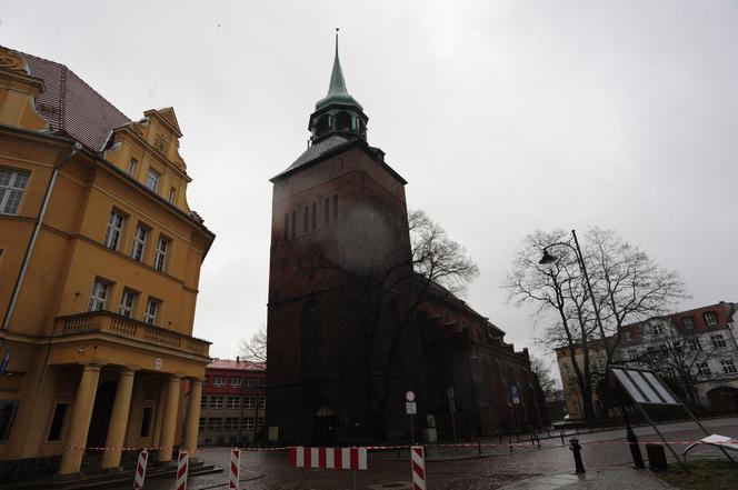 Przechyliła się iglica kościoła w Białogardzie