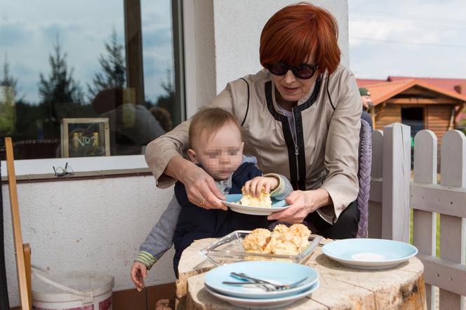 Babcia uczy wnuka puszczać kaczki