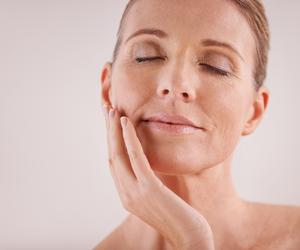 Jak dobrać krem do cery dojrzałej? Podpowiadamy, na co zwrócić uwagę