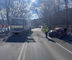 Auto 33-latki wbiło się w nadjeżdżającą ciężarówkę. Z auta została miazga.
