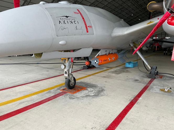 Turecki zestaw naprowadzający Gökçe i dron Bayraktar Akıncı