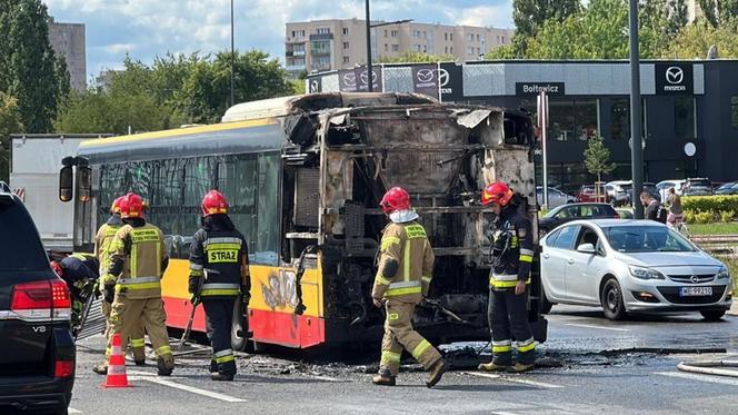 Autobus miejski w ogniu! Wielkie płomienie buchały na Ursynowie, cały się spalił