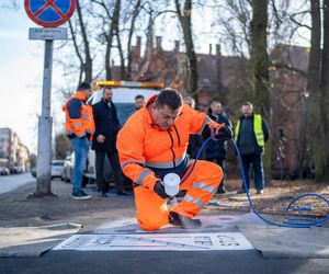 Nowe znaki na ulicach w Olsztynie. Świecą po zmroku. Gdzie się pojawiły? [ZDJĘCIA]