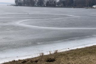 Lubelscy strażacy na ćwiczeniach. Na Zalewie Zemborzyckim doskonalili się w zakresie ratownictwa lodowego