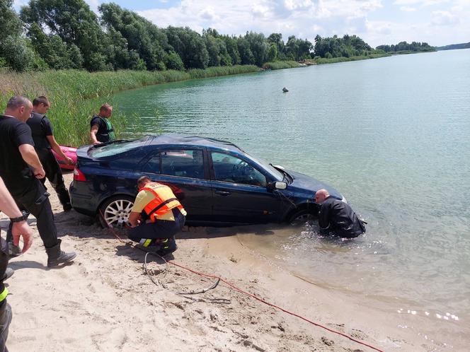 Samochód stoczył się do jeziora Ostrowskiego! Właściciel w szoku