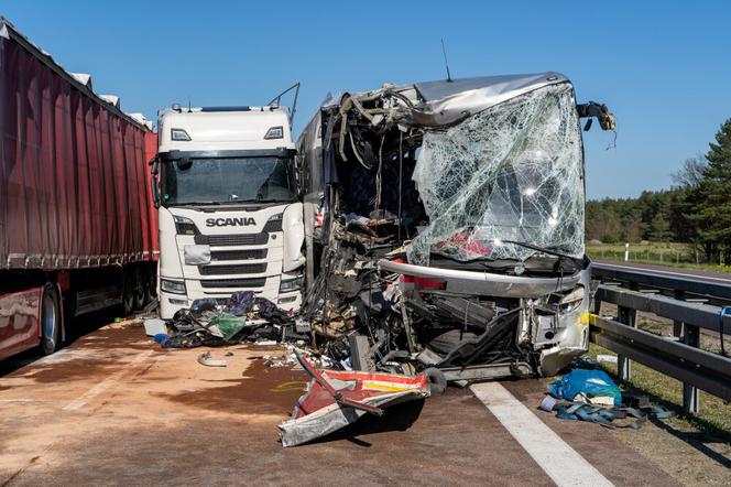 Wypadek polskiego autokaru w Niemczech. Autobus zderzył się z ciężarówkami, została miazga