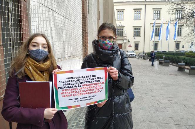 Młodzieżowy Strajk Klimatyczny krytykuje podejście krakowskich urzędników do panelu klimatycznego