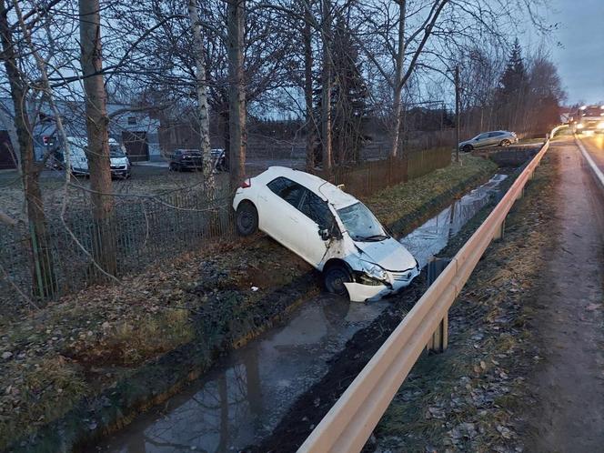 Wypadek na 42. Toyota wylądowała w przydrożnym rowie