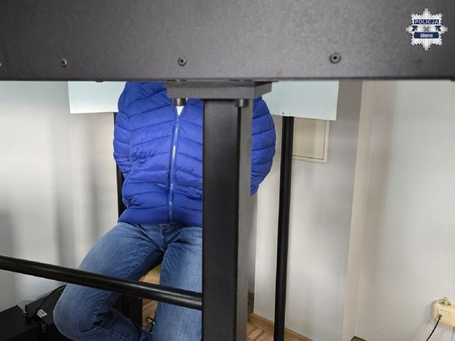 Podał się za urzędnika i powiedział, że musi sprawdzić ogrodzenie. Chwilę później z domu zniknęło 15 tys. zł