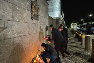 Mieszkańcy Warszawy przed ambasadą Wielkiej Brytanii w Warszawie (08.09.2022 r.)
