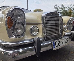 Klasyczna motoryzacja znów zachwyciła Bydgoszcz. „Bydgoskie Klasyki Nocą” przy Torbydzie