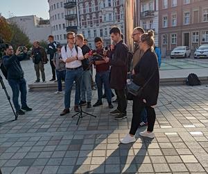 Pikieta urzędników poznańskich na Placu Kolegiackim