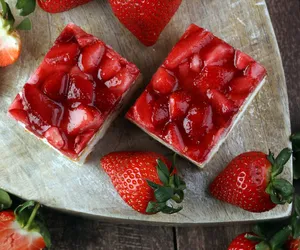 Tort z truskawkami: przepis na tort śmietankowo-truskawkowy