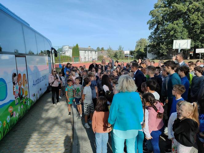 Dzieciaki ze Szkoły Podstawowej w Konarzycach mają nowy kolorowy autobus szkolny. ZDJĘCIA