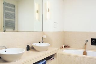 Nowoczesna kremowa łazienka w industrialnym stylu